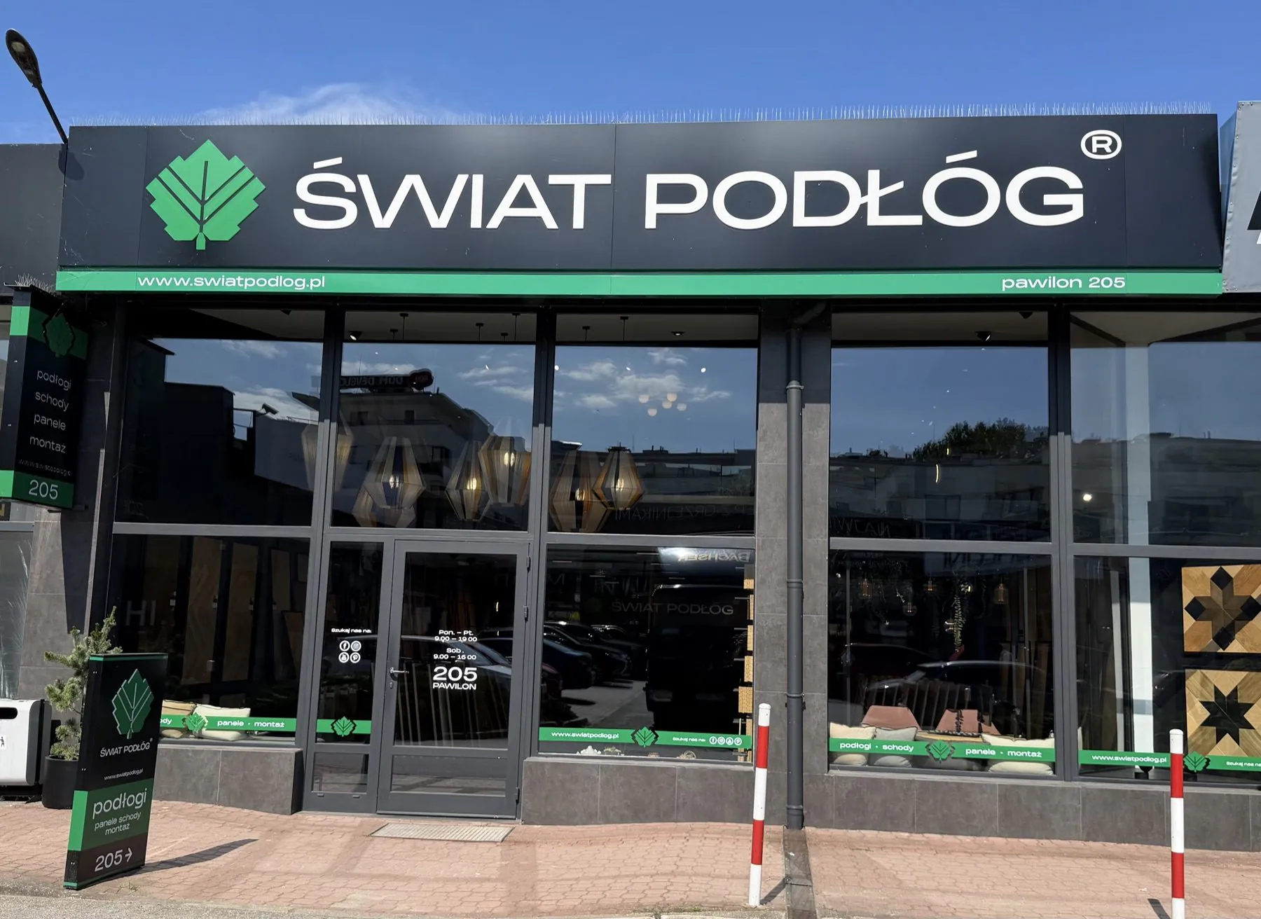 Witryna salonu Świat Podłóg w Bartycka Home Center w Warszawie