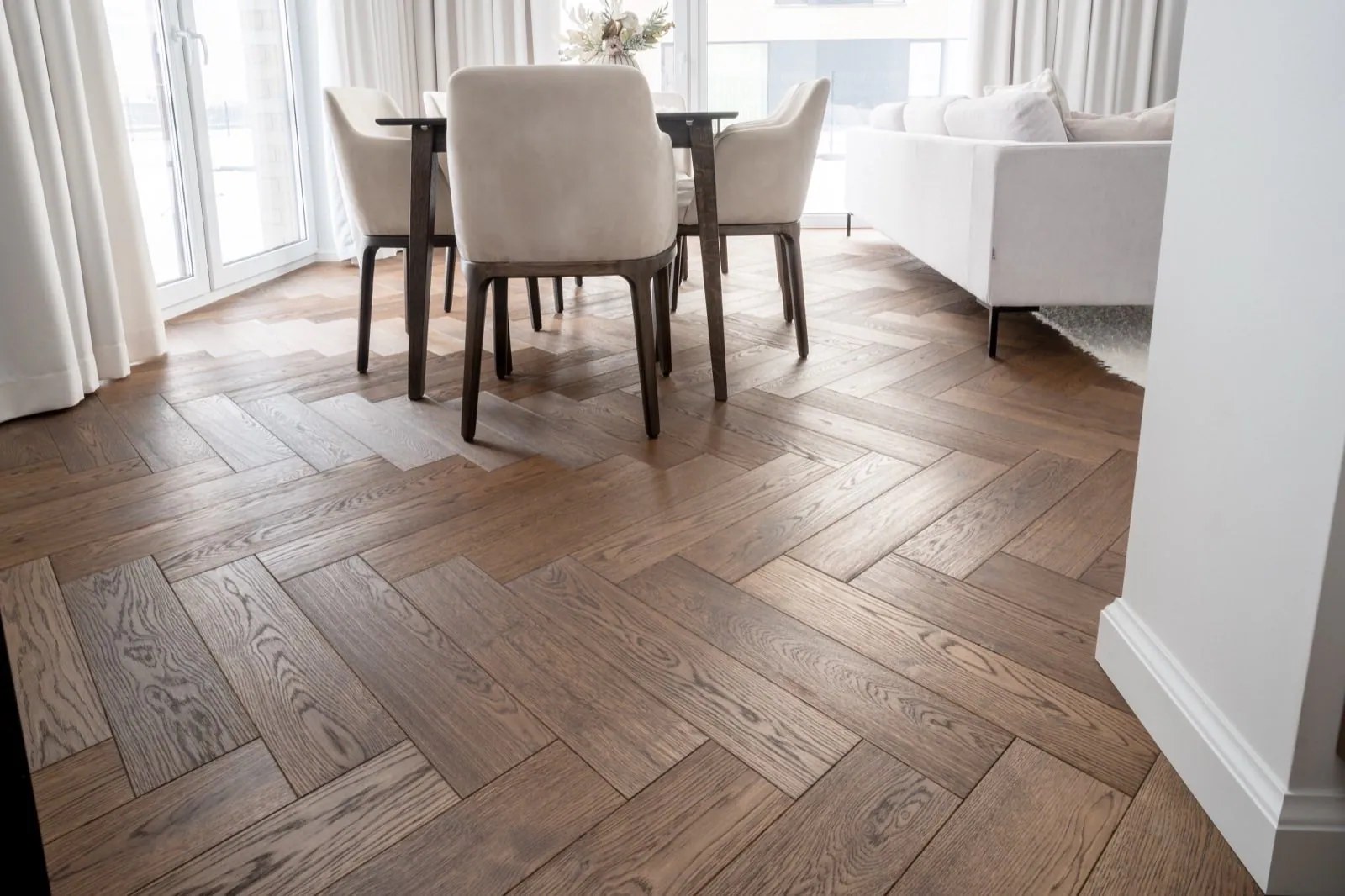 Jodełka herringbone w średnim brązie z wyraźnym usłojeniem