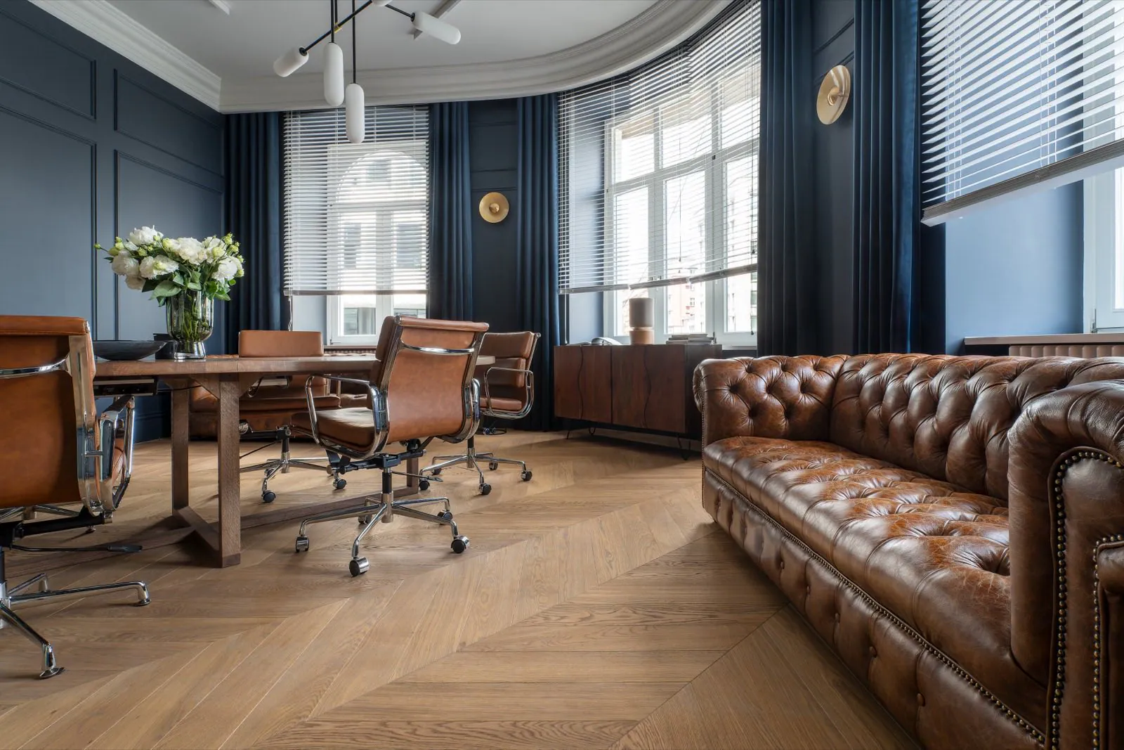 Sala spotkań z podłogą chevron, średnio-brązowa deska