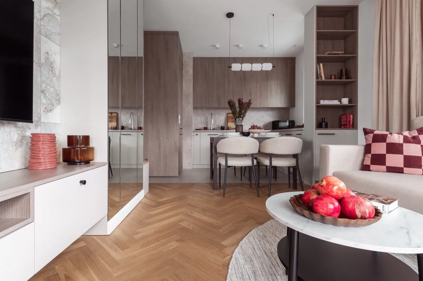 Jodełka herringbone z deski dębowej w miodowo‑brązowym wybarwieniu