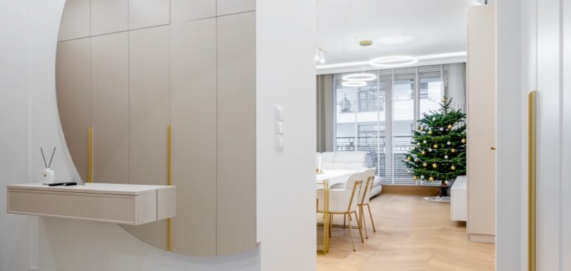 Przedpokój i salon open space z jodełką francuską jasnego dębu