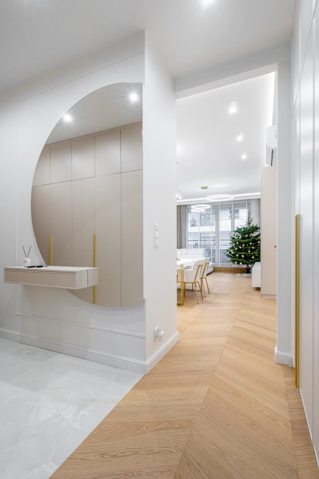 Przedpokój i salon open space z jodełką francuską jasnego dębu